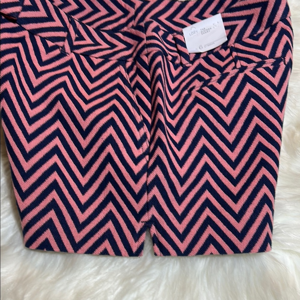 #0188- NWT LOFT Riviera Pink & Navy Slant Picket Chevron Shorts-6 - Picture 4 of 11